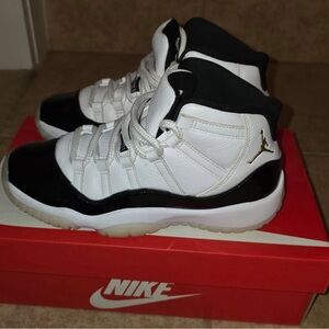GRATITUDE JORDAN 11 SIZE 6Y/ 7.5W